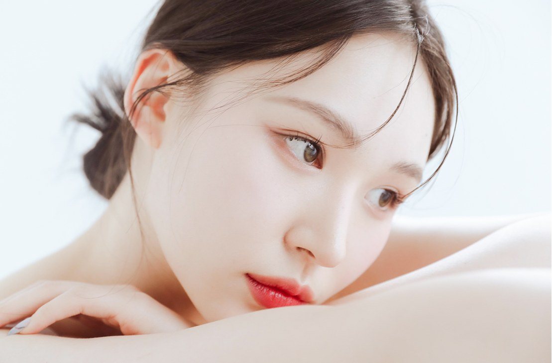 팔에 턱을 기대고 있는 여성 모델