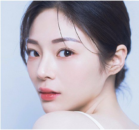 어깨 너머로 카메라를 응시하는 여성 모델 사진