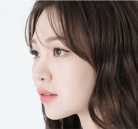 측면을 바라보고 있는 긴 웨이브 머리의 여성 얼굴