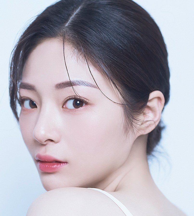 어깨 너머로 뒤돌아보는 여성 모델의 얼굴