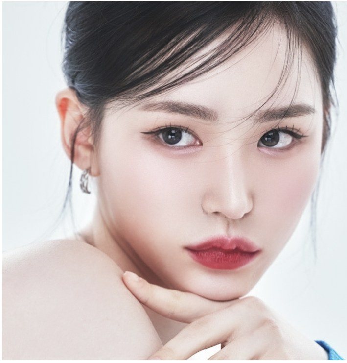 어깨를 드러내고 있는 여성 모델