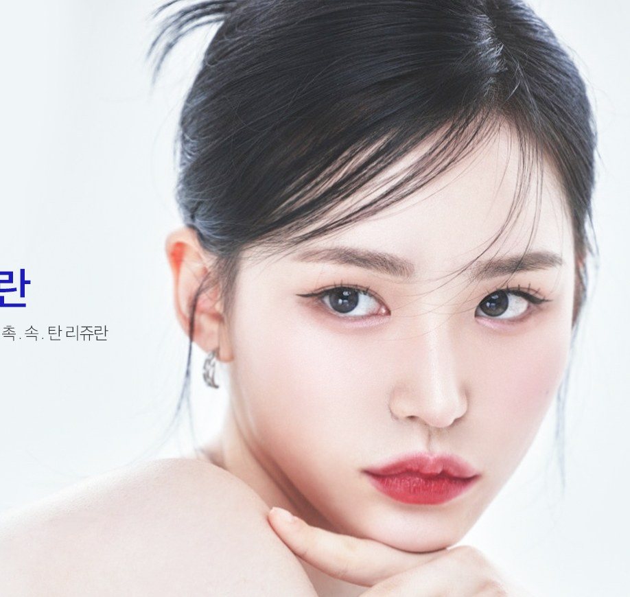 턱을 괴고 정면을 응시하는 여성 모델