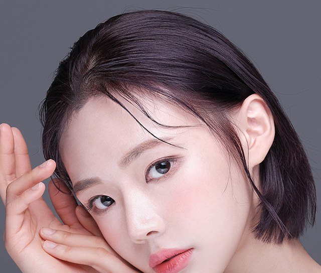 단발머리 여성 모델의 얼굴 클로즈업