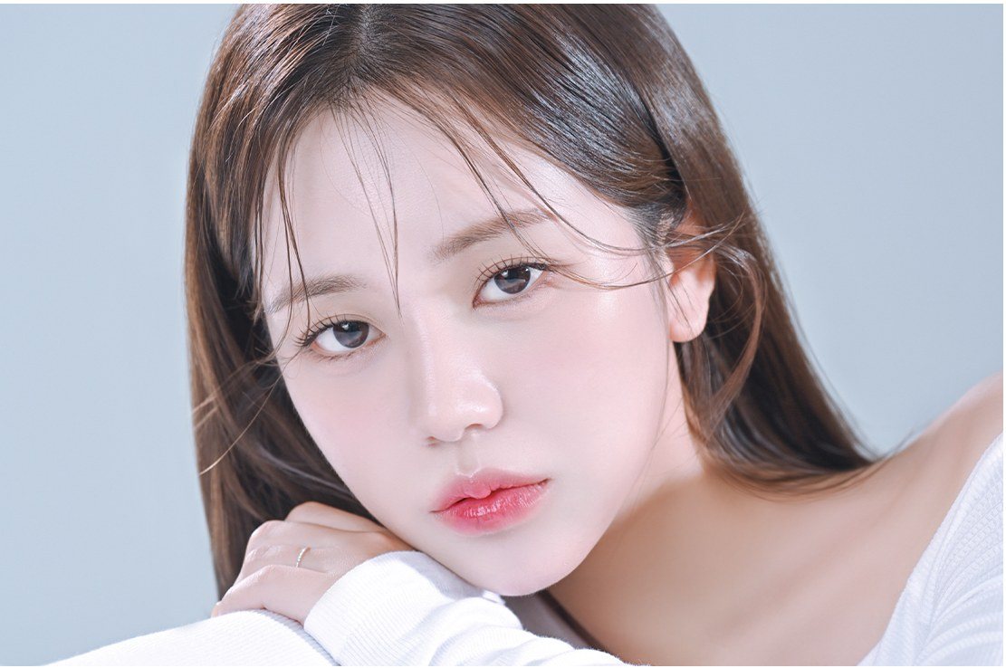 턱을 괴고 있는 여성 모델 사진