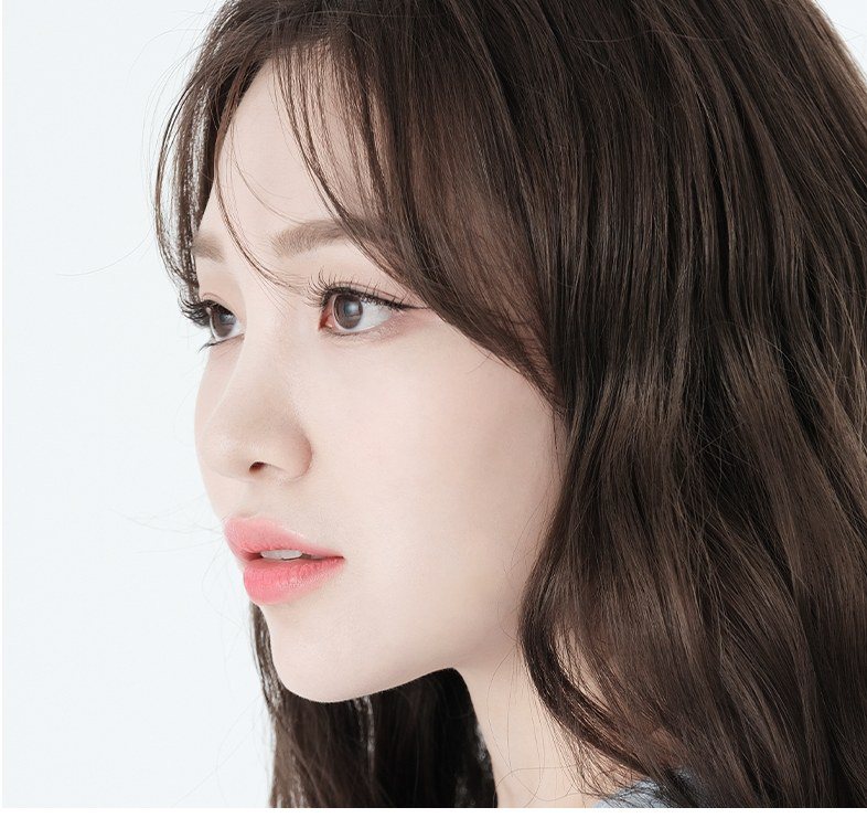 옆을 응시하는 긴 머리 여성