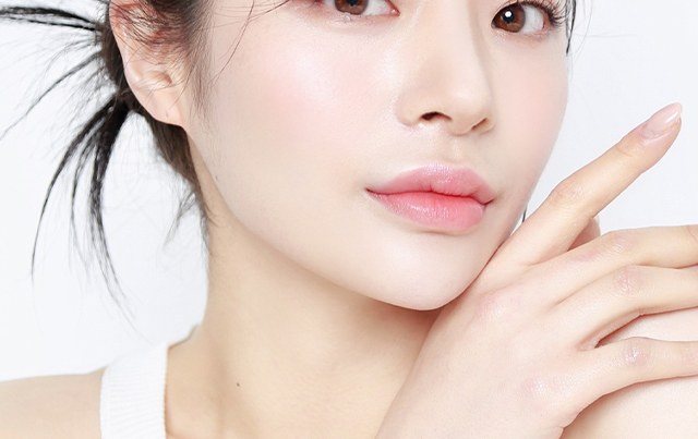 얼굴에 손을 얹은 여성 모델