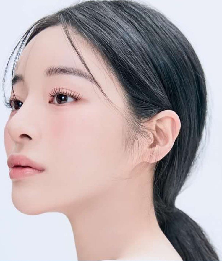측면을 응시하는 여성 모델
