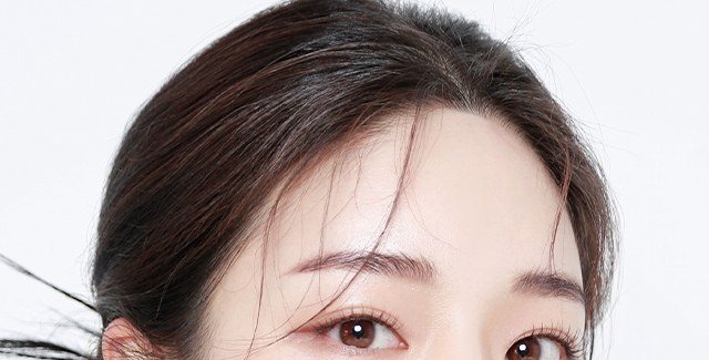 여성의 이마와 눈 부분