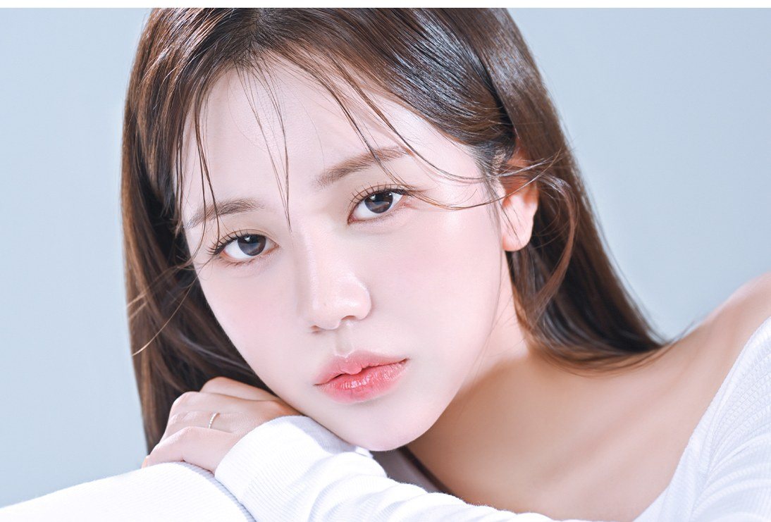 팔에 기대어 카메라를 바라보는 여성 모델