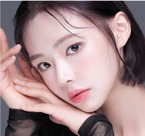 턱을 괴고 있는 단발 여성 모델 사진