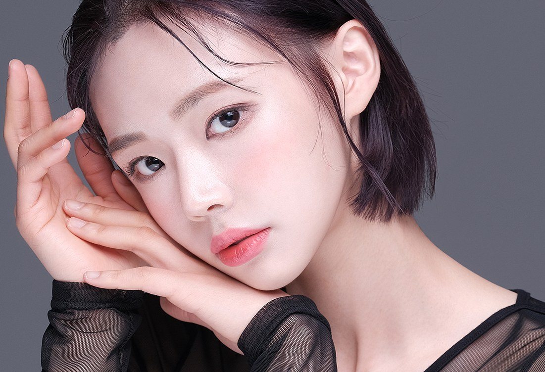 얼굴에 손을 얹고 있는 여성 모델