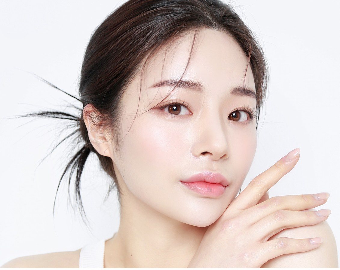 손을 턱에 댄 여성의 상반신 프로필 사진