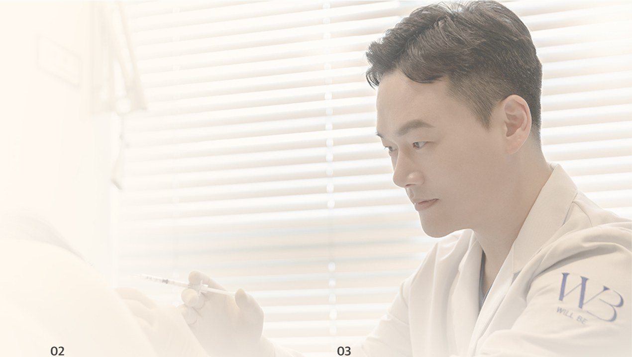 주사기를 들고 시술을 준비하는 김준영 대표원장