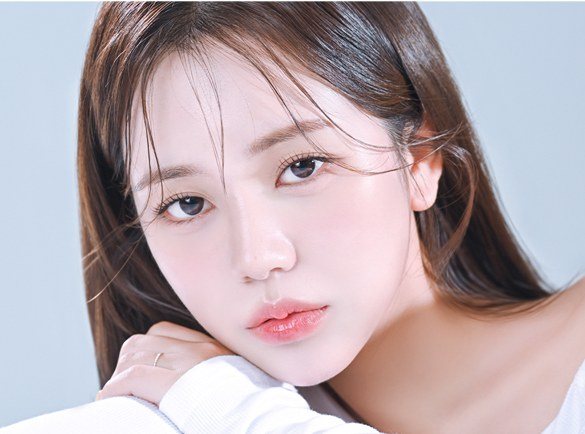턱을 괴고 정면을 바라보는 여성 모델 사진