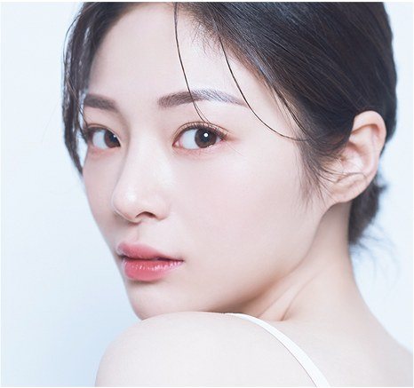 뒤돌아 카메라를 응시하는 여성의 얼굴 사진