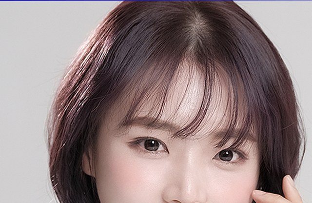 여성 모델 얼굴 상단 부분