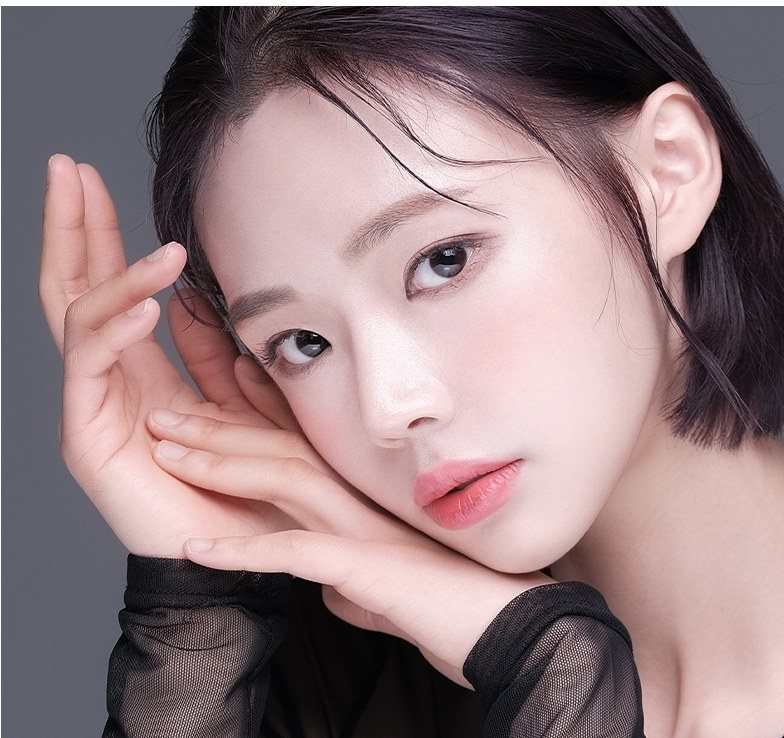 턱에 손을 괸 단발머리 여성 모델