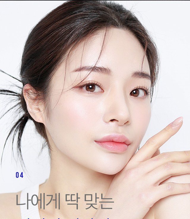 얼굴에 손을 얹고 정면을 응시하는 여성 모델